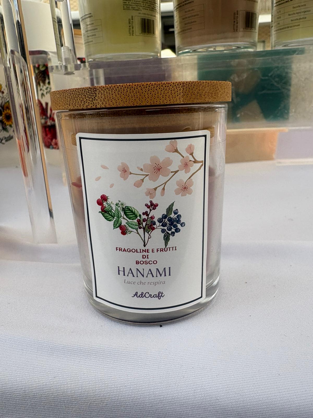 Candela “Hanami – Fragoline e Frutti di Bosco” | Luce che respira – AdCraft