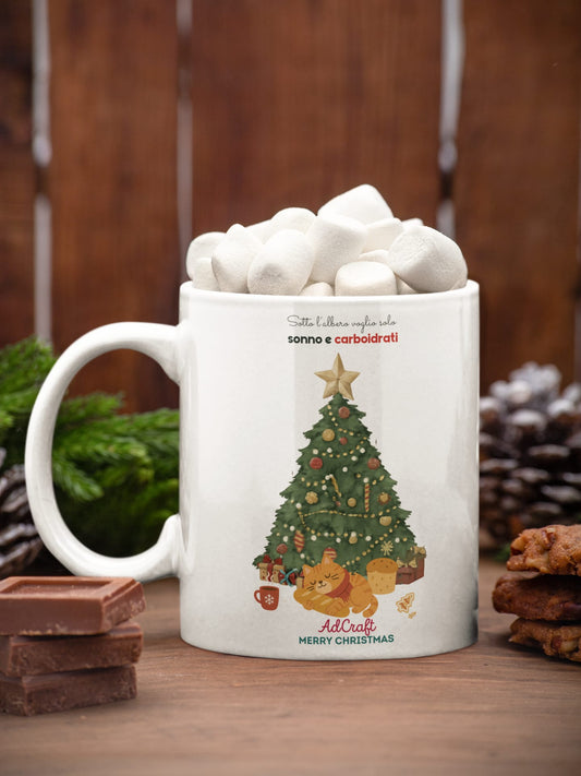 Tazza “Sotto l’albero voglio solo sonno e carboidrati” - Merry Christmas by AdCraft
